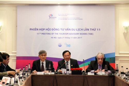  Tổng cục trưởng TCDL Nguyễn Văn Tuấn (giữa) phát biểu tại phiên họp